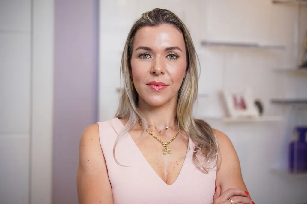 Por que devo consultar com uma dermatologista?